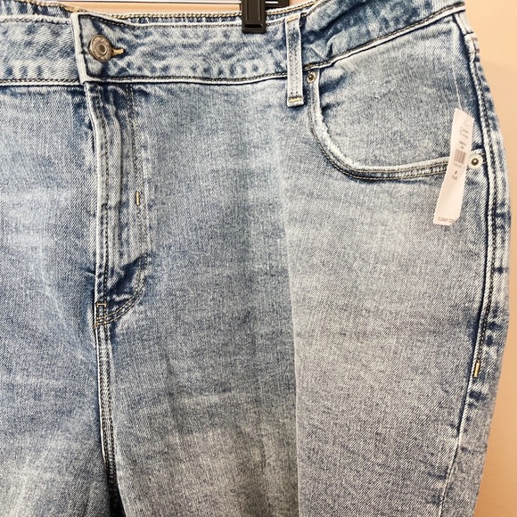 Mid-Rise Plus-Size Cut-Off Jean Shorts 7in inseam - Picture 2 of 4